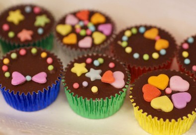 手作りバレンタインはこれ チョコカップに オリジナルデコレーション バレンタインに手作りチョコを作ろう 手作りお菓子